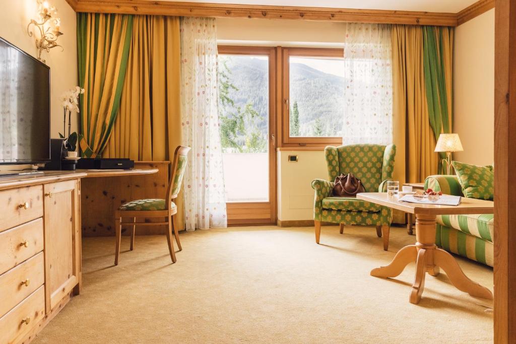 Alpenpalace Luxury Hideaway & Spa Retreat luxury room
